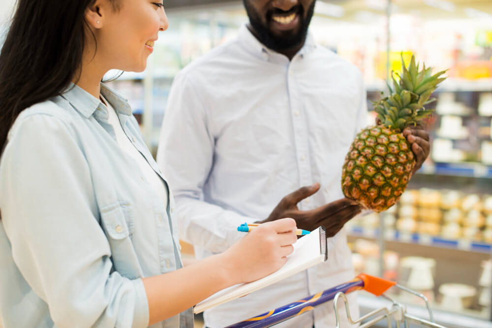 couple-buying-goods-supermarket